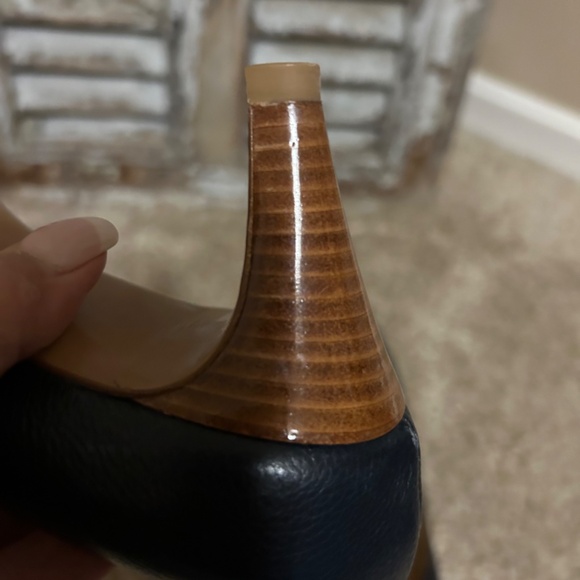 Chanel navy stacked heel pointed toe pumps. Logo on toe. 38.5 - Picture 12 of 14